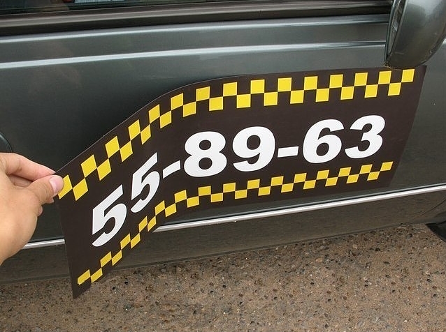 Магнитные наклейки на такси в Новосибирске